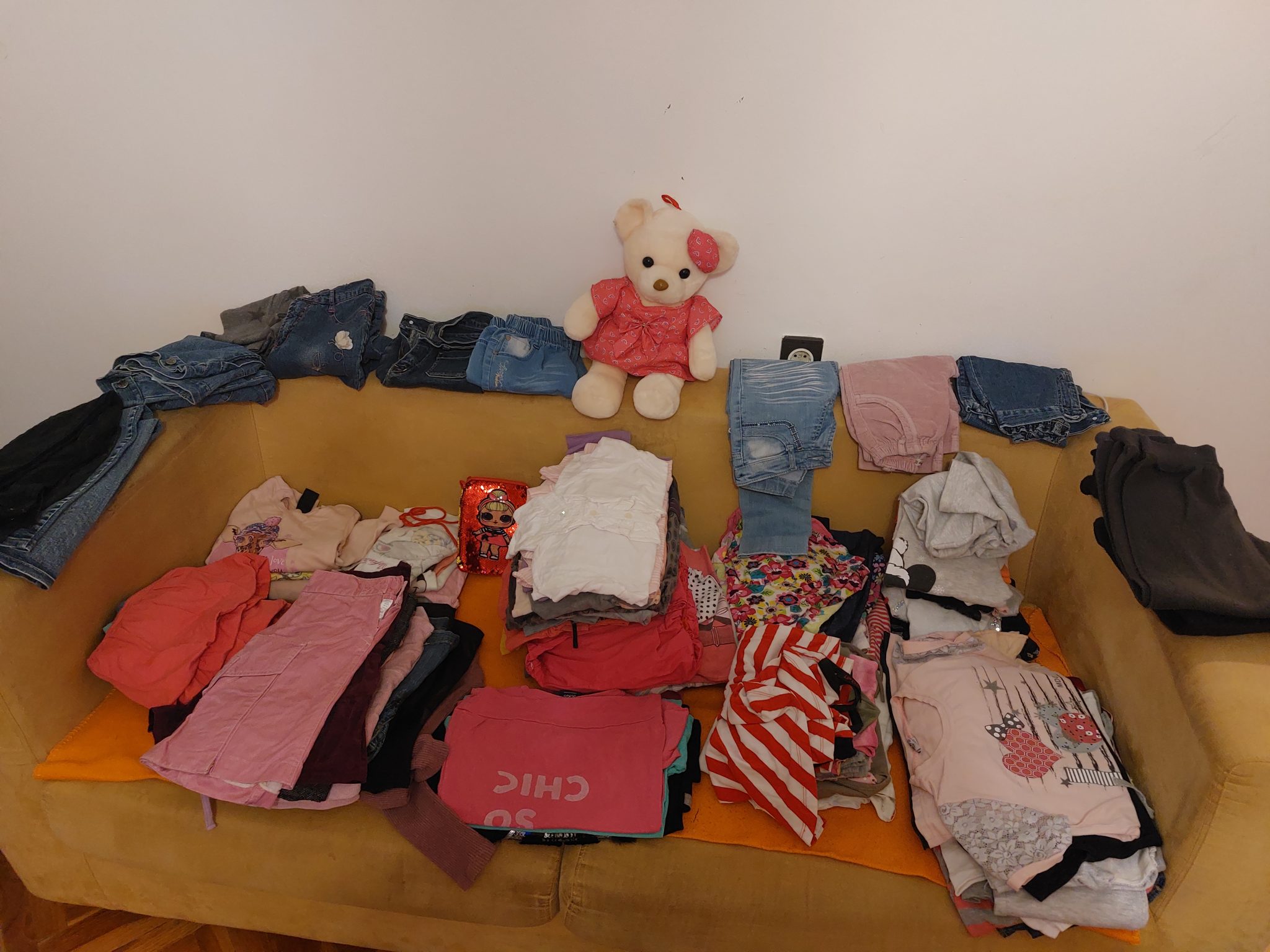 100. Potrebna je garderoba i obuća za devojčicu od 7 godina - ZATVORENO :-)
