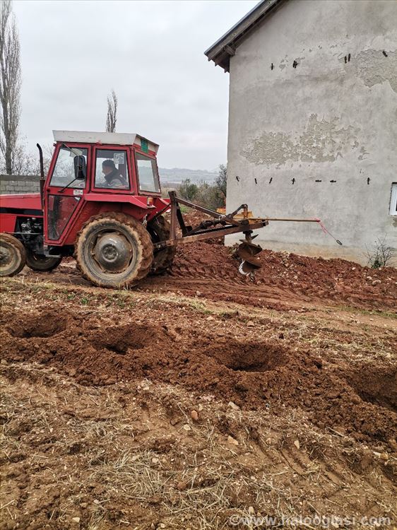 Traktor sa priključkom za bušenje rupa
